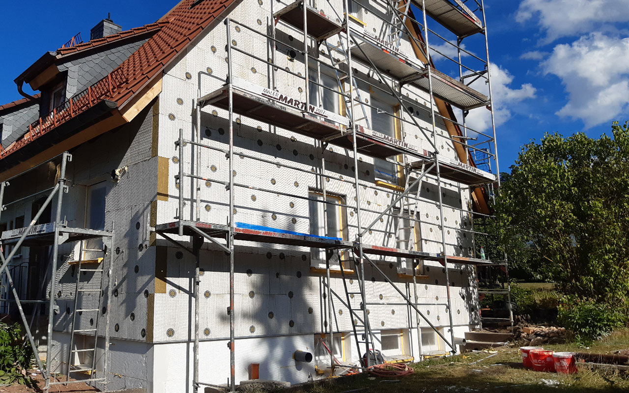 Haus mit Gerüst, es wurde eine Mineralwolledämmung angebracht