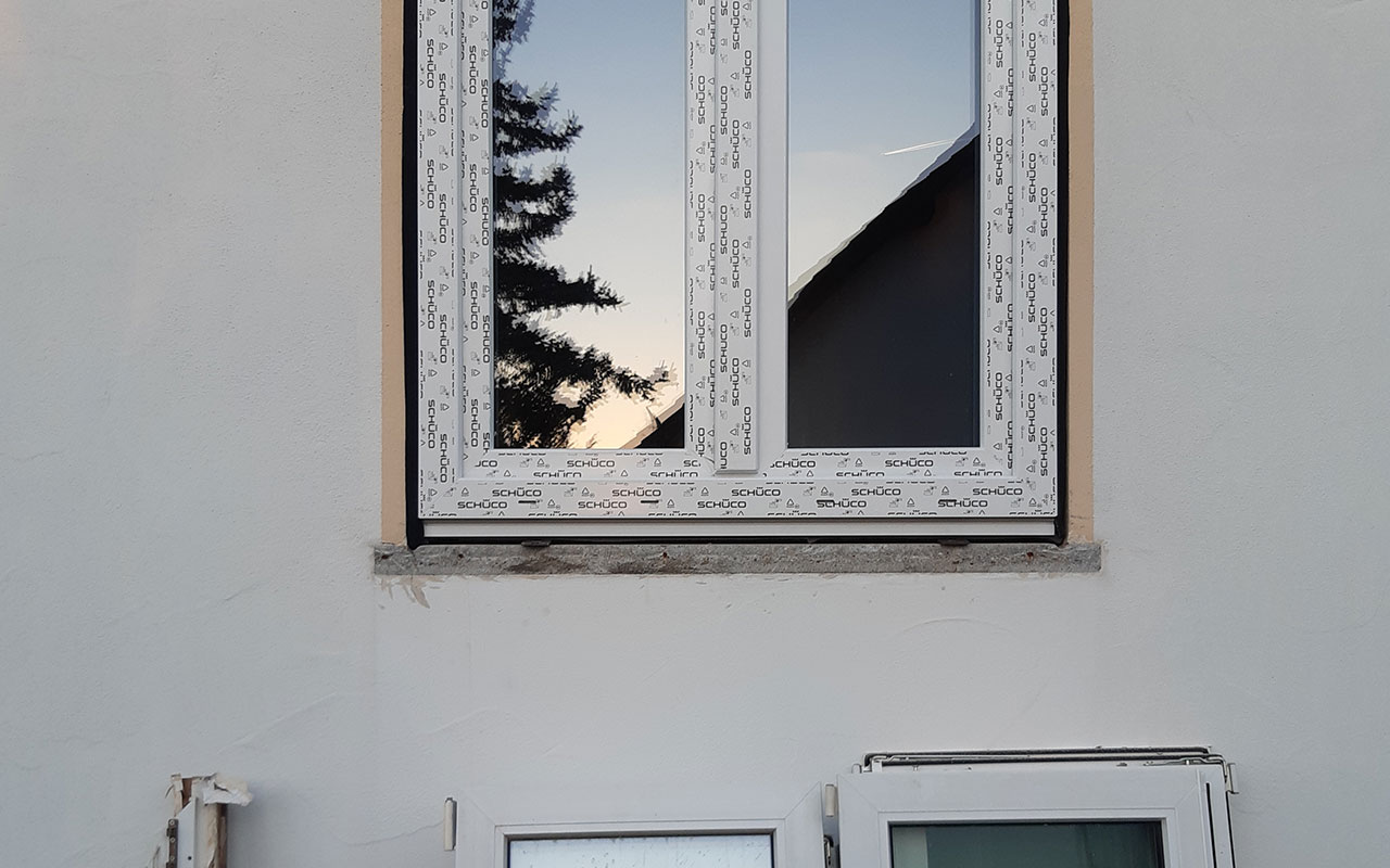 Fenster, fassadenbündig eingebaut – mit Kompressionsband